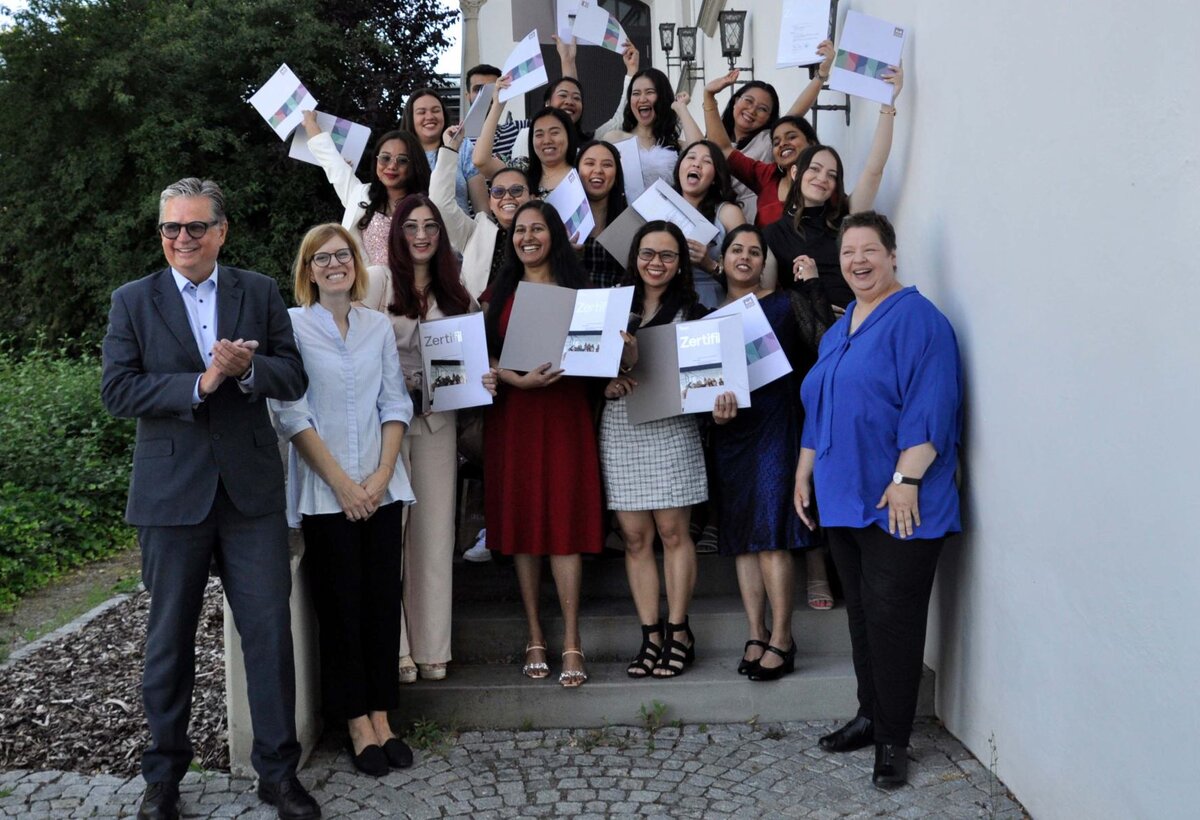 Die Absolvent:innen des ersten Nostrifizierungslehrgangs. | © Schloss Hofen Die Absolvent:innen des ersten Nostrifizierungslehrgangs. | © Schloss Hofen
