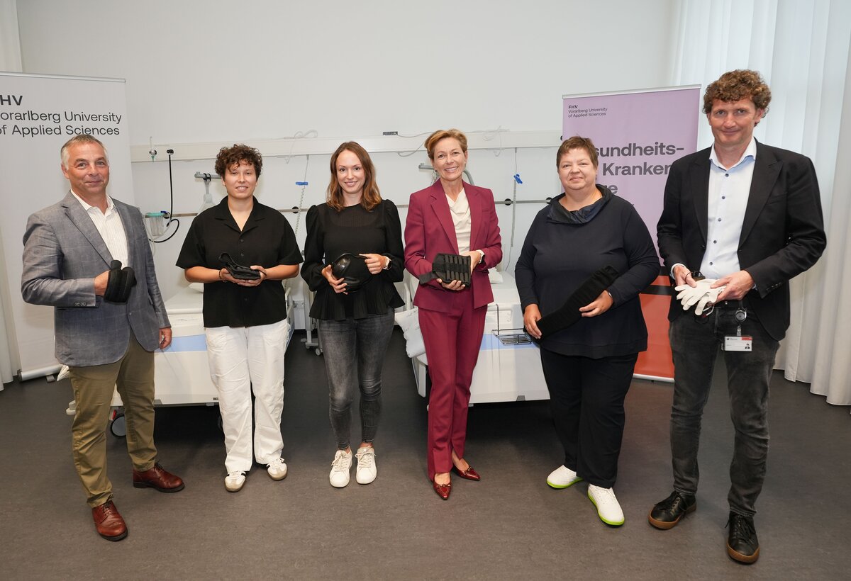 (v.l.) Guido Kempter, GKP-Studierende Bianca Zurek, Alumna Clara Meiners, Landesrätin Martina Rüscher, Diana Brodda und Arno Geiger. | © Land Vorarlberg | 7PRO.TV Gruppenbild der Teilnehmer Pressekonferenz: Zukunft Gesundheit | © Land Vorarlberg | 7PRO.TV