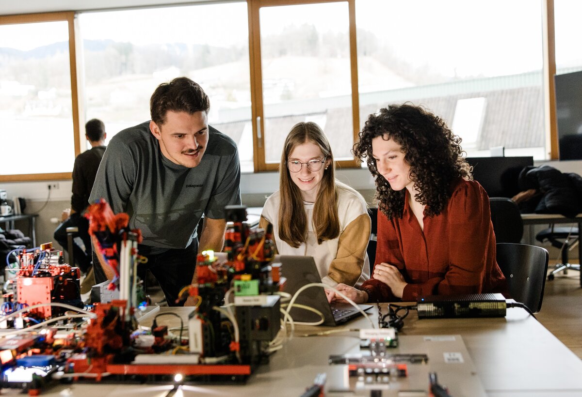 Bild von Studierenden vor einem Technik-Projekt | © Nina Bröll