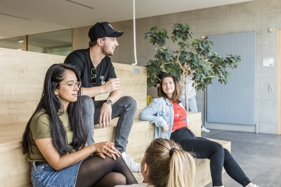 Studierende an der FHV am unterhalten | © Patricia Keckeis