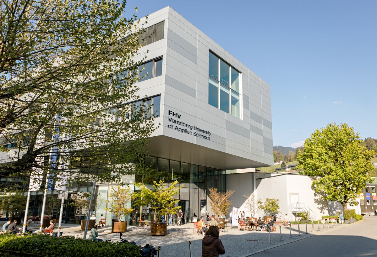 Das Hauptgebäude und Campus an der Fachhochschule Vorarlberg in Dornbirn  | © Nina Bröll