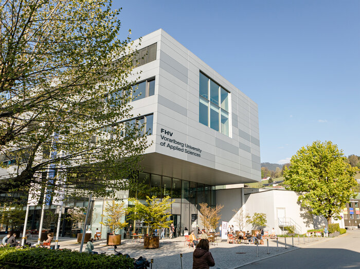 Das Hauptgebäude und Campus an der Fachhochschule Vorarlberg in Dornbirn  | © Nina Bröll