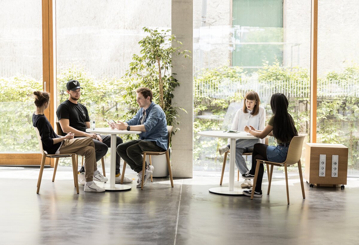 StudentInnen der FHV am unterhalten  | © Patricia Keckeis