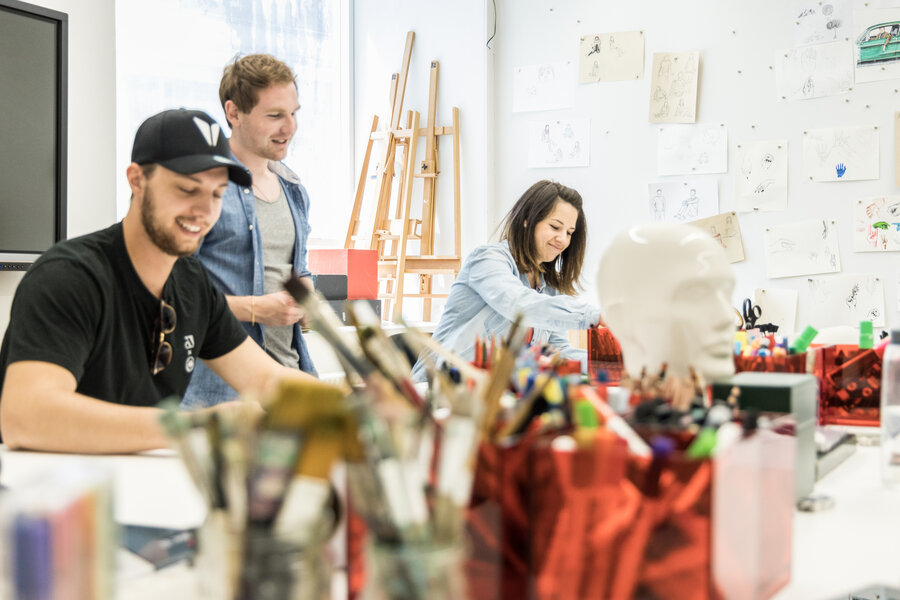 Studenten beim Arbeiten an der FHV | © Patricia Keckeis