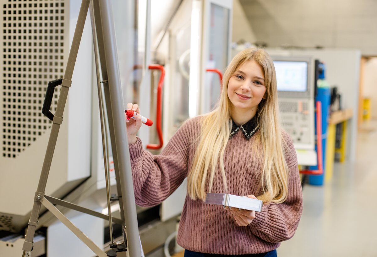 Als Wirtschaftsingenieur:in koordinierst du viele wichtige betriebliche Schnittstellen, die Technologie, Branchen und Geschäftsmodelle betreffen. | © FHV/Nina Bröll