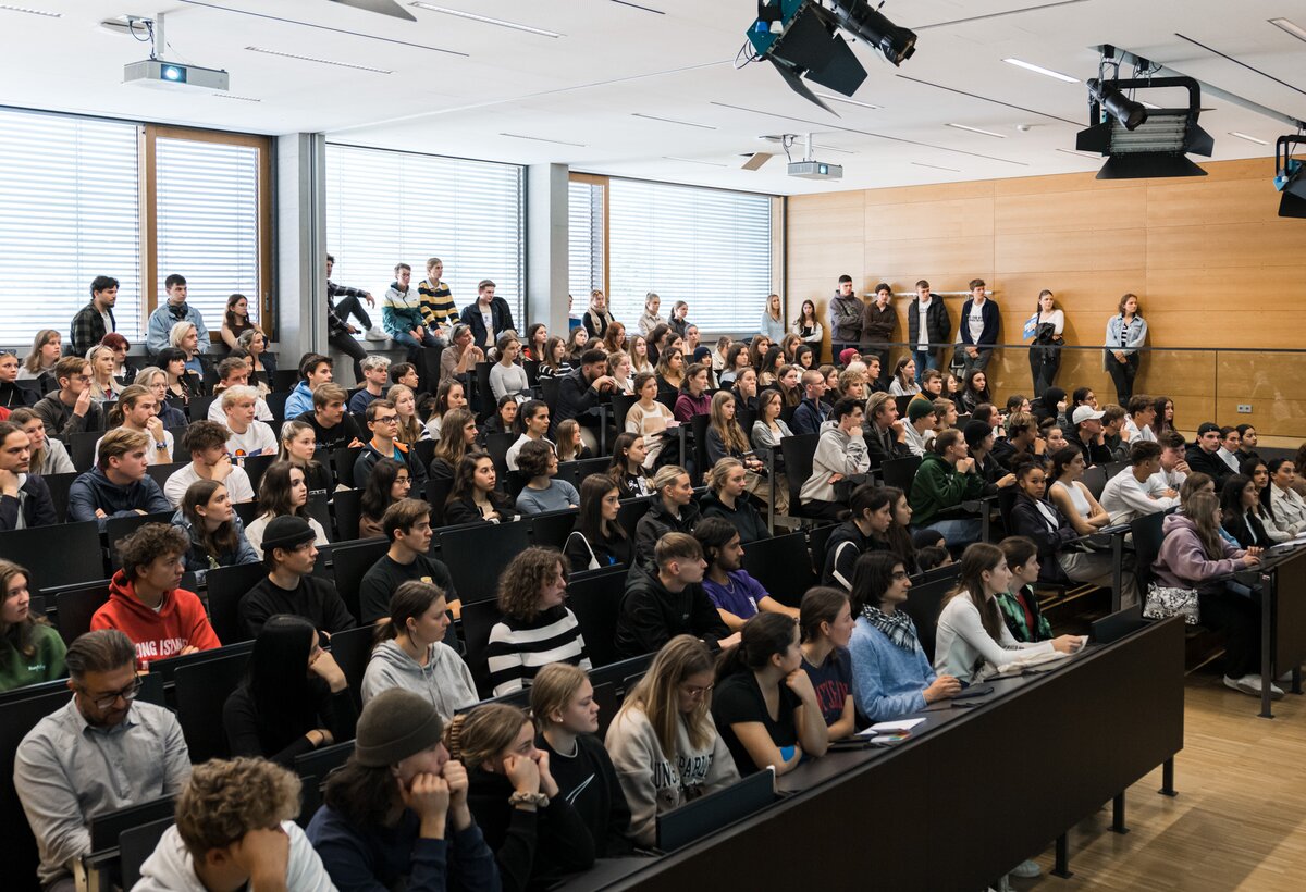 Junge Menschen hören isch in einem Hörsaal der FHV im zuge der Check it out einen vortrag an. | © Nina Bröll und FHV