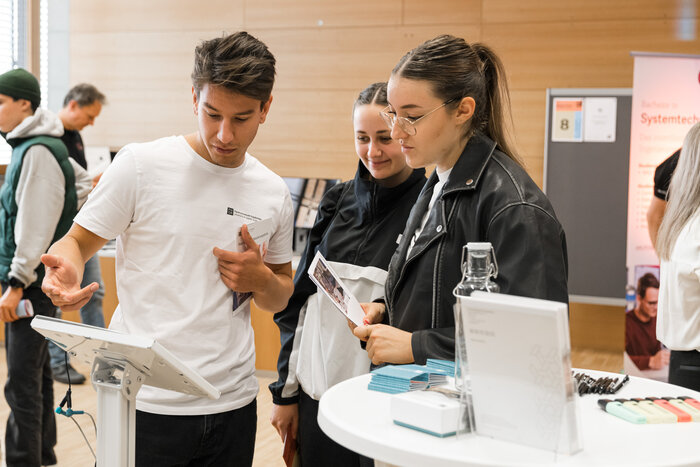 Impression of Check it Out, visitors are advised at the stand. | © Nina Bröll and FHV