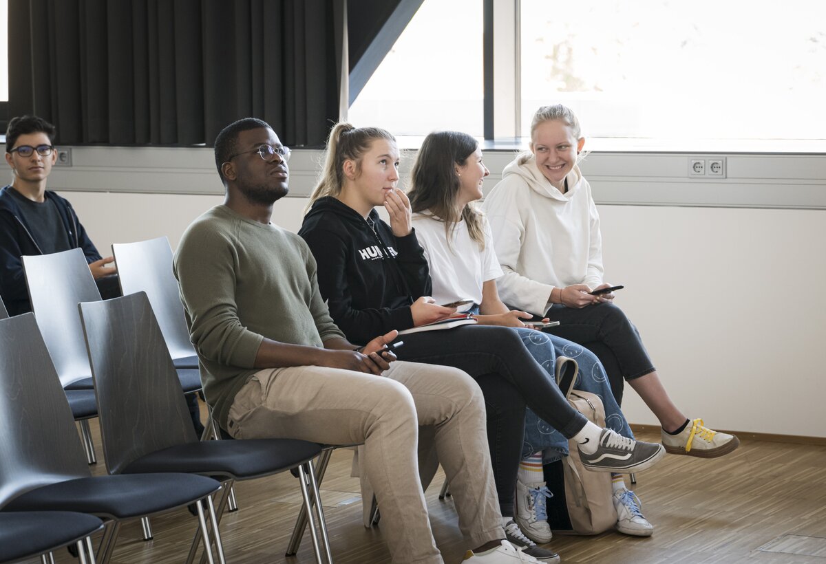 Junge Erwachsene hören isch in einem Seminarsaal der FHV im zuge der Check it out einen vortrag an. | © Nina Bröll und FHV