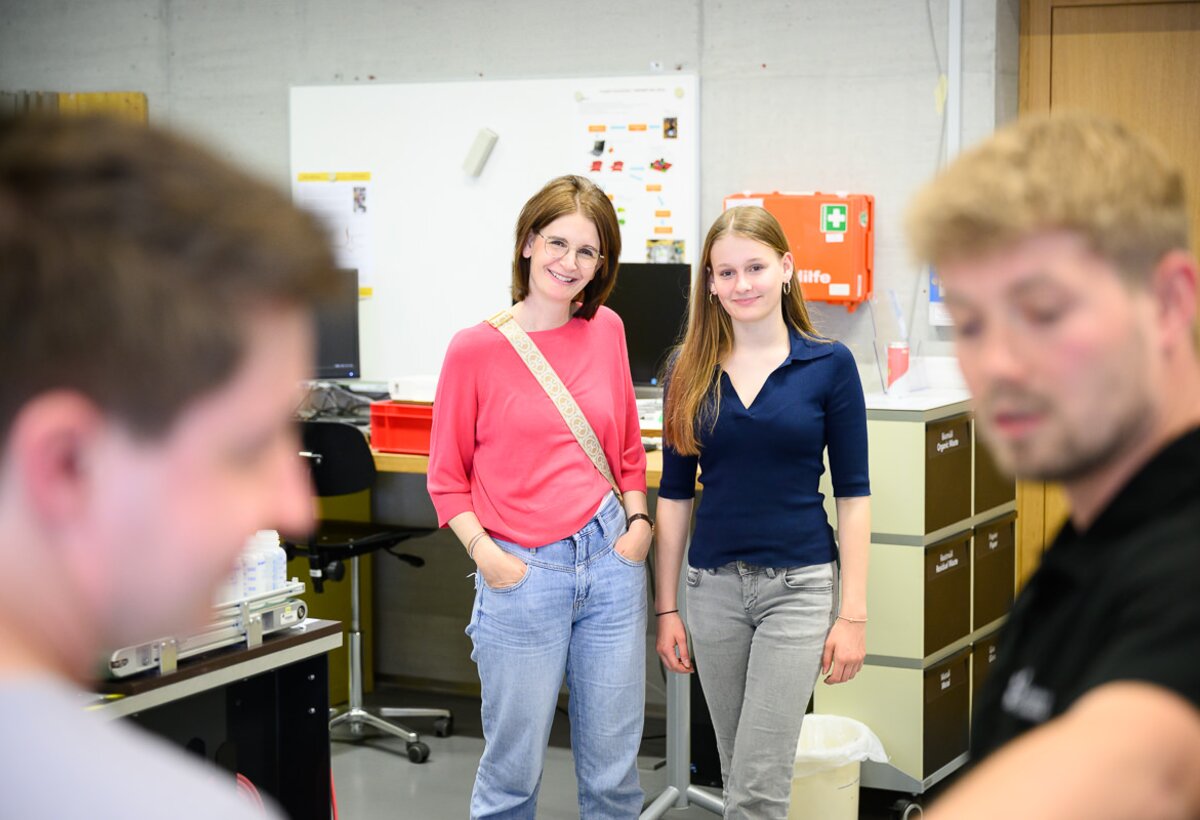 Einblicke in die Technik-Labore | © Matthias Rhomberg Interessierte im Technik-Labor | © Matthias Rhomberg