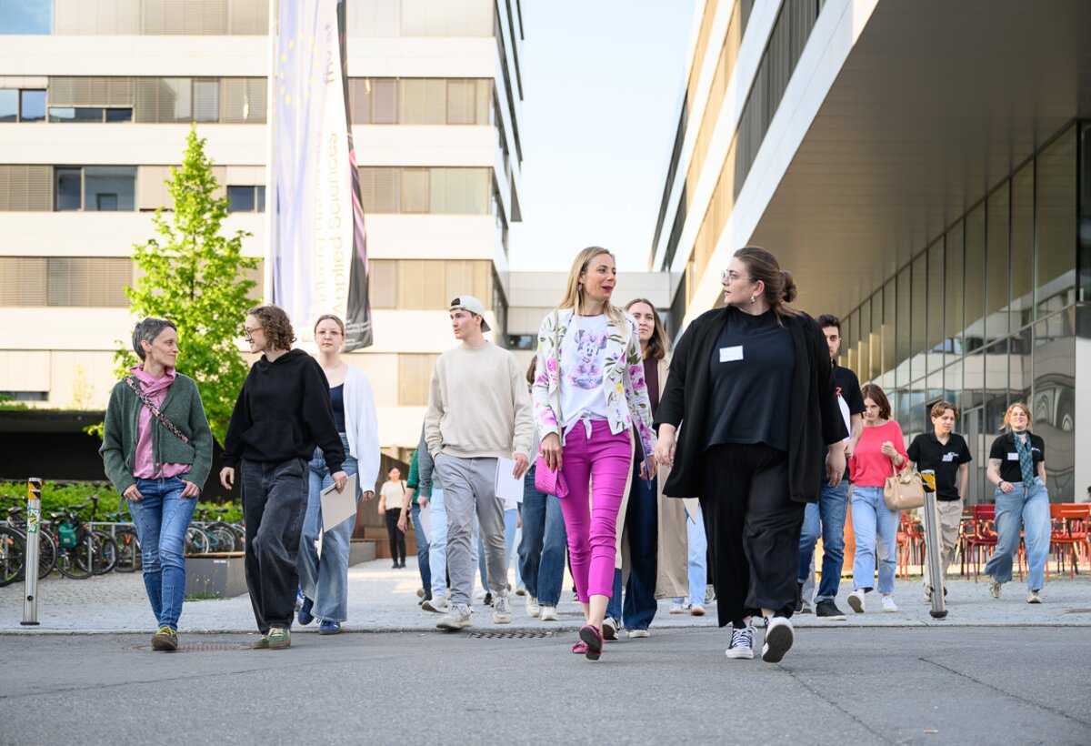 Campus- und Laborführungen beim Infoabend 2025 | © Matthias Rhomberg Interessierte bei einer Führung am Infoabend 2025 | © Matthias Rhomberg