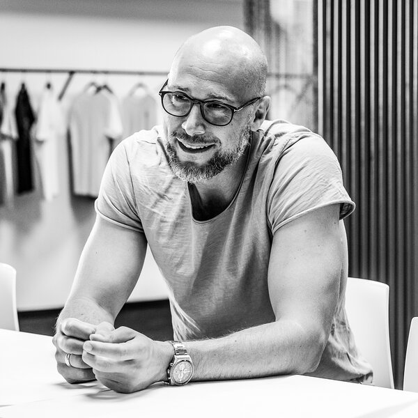 OpenIdea_090_Markus Pargfrieder | © FHV &  Markus Pargfrieder hält einen Vortrag bei der OpenIdea der FHV mit dem Titel: Digitale Markenerlebnisse im realen Raum | © FHV &