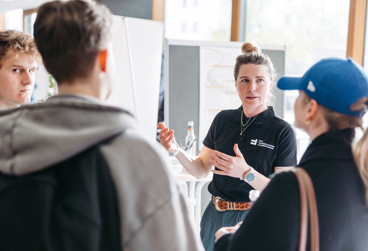 Bild von NES Studiengangsleiterin Anna Knorr im Gespräch mit Interessierten | © Sams