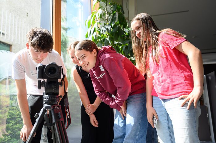 Bild von Jugendlichen mit einer Filmkamera bei der Jugenduni 2024
