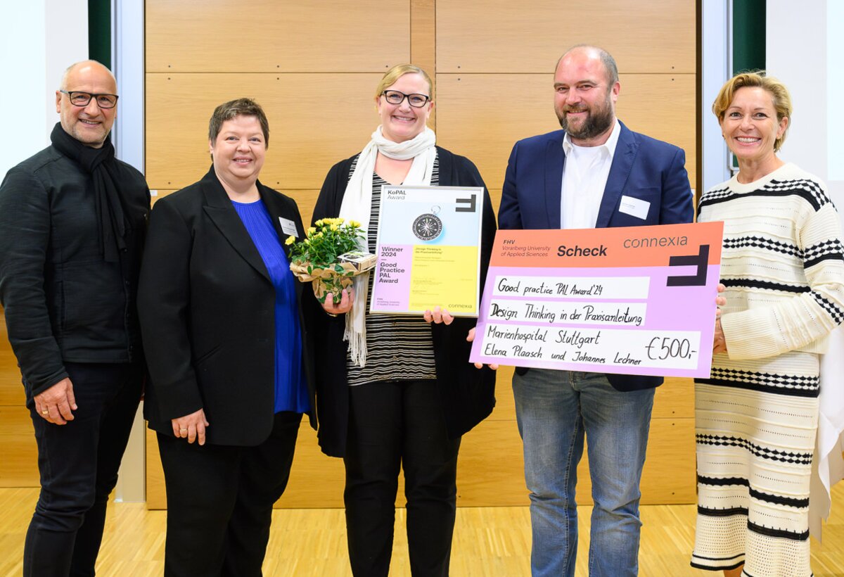 Elena Plaasch (Mitte) und Johannes Lechner (2.v.r.) vom Marienhospital Stuttgart erhielten einen Sonderpreis. | © FHV & Matthias Rhomberg