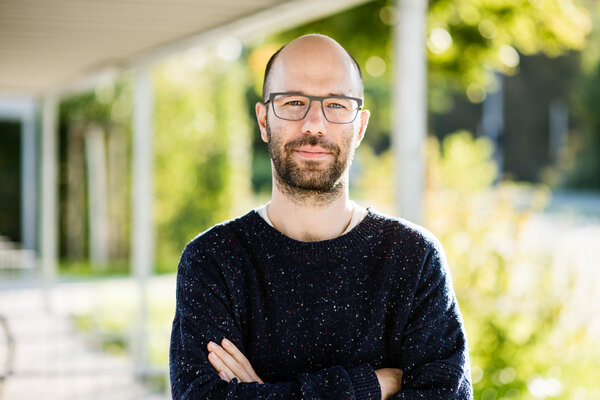 Benedikt Groß hält einen Vortrag bei der OpenIdea der FHV mit dem Titel: Zukünfte gestalten | © FHV