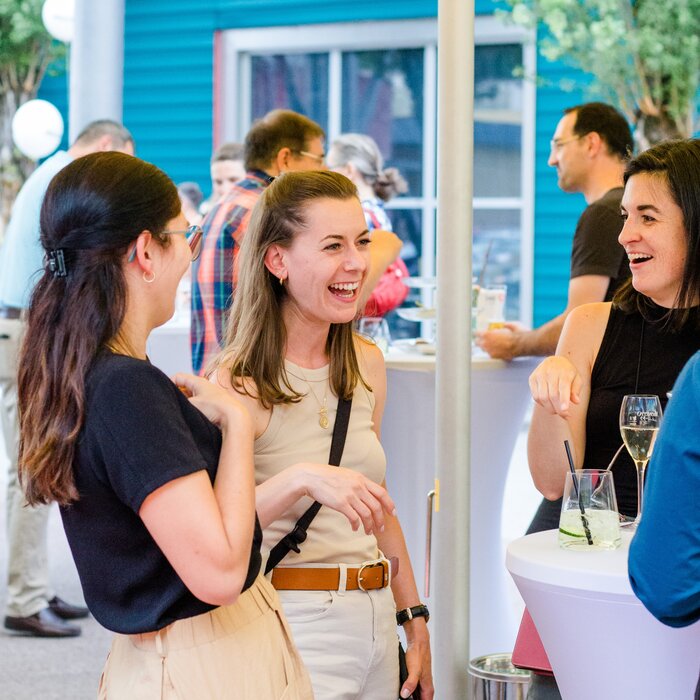 Bild von einer Gruppe von Absolvent:innen der FHV beim Alumni Day 2022. | © Nina Bröll & FHV