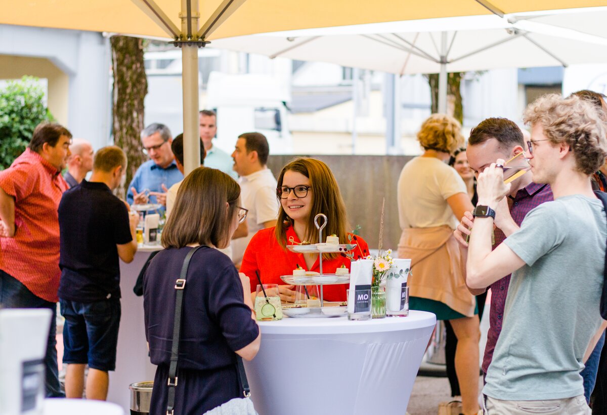 Bild von einer Gruppe von Absolvent:innen der FHV beim Alumni Day 2022. | © Nina Bröll & FHV