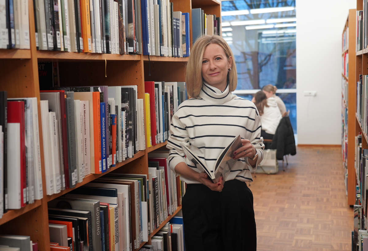 Claudia Franceschini in der Bibliothek | © @FHV