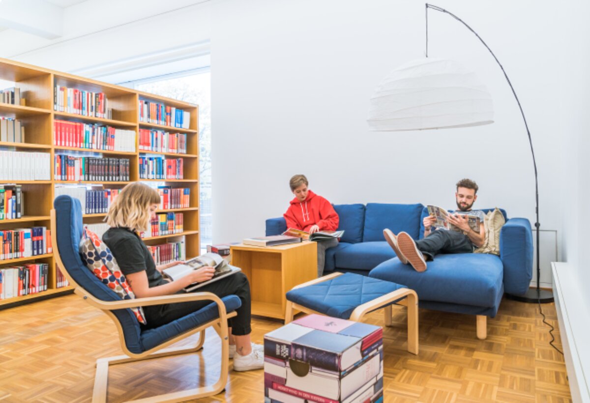 3 Personen sitzen auf dem Sofa und lesen Bücher | © Fabrizio Prizi