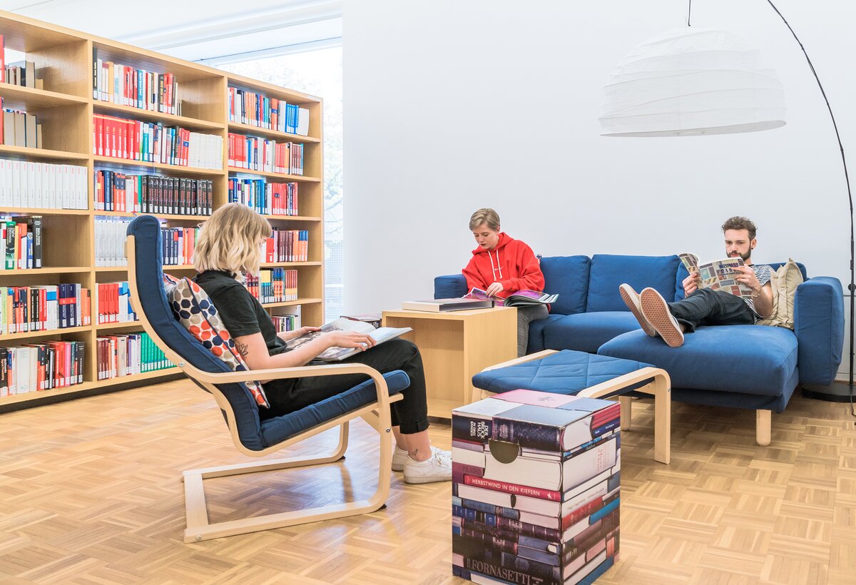 3 people sit on the sofa and read books. | © Fabrizio Prizi & FHV Quiet zone | © Fabrizio Prizi & FHV