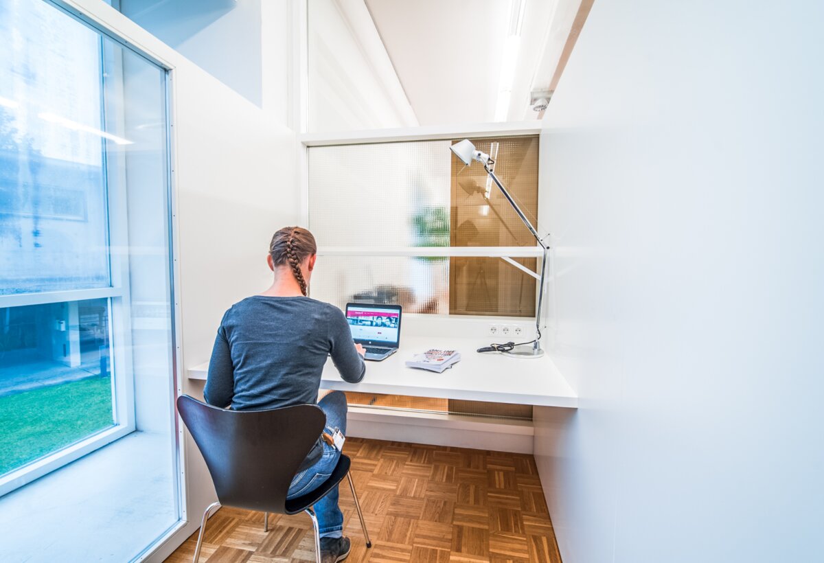 Person sits in the study room and learns | © Fabrizio Prizi & FHV