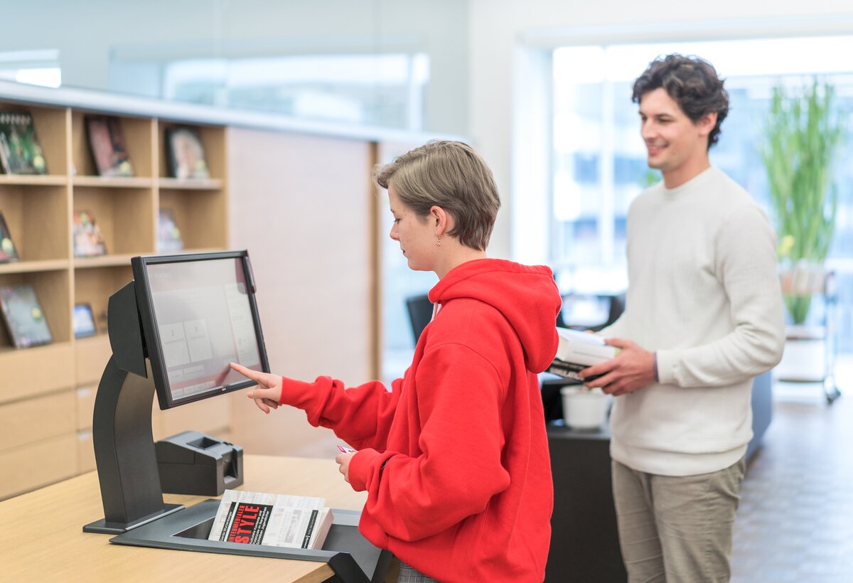 Self Checkout. | © Fabrizio Prizi & FHV Students borrow books from the self-service lending desk | © Fabrizio Prizi & FHV