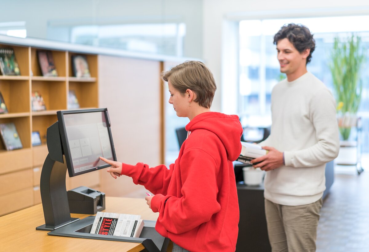 Students borrow books from the self-service lending desk | © Fabrizio Prizi & FHV