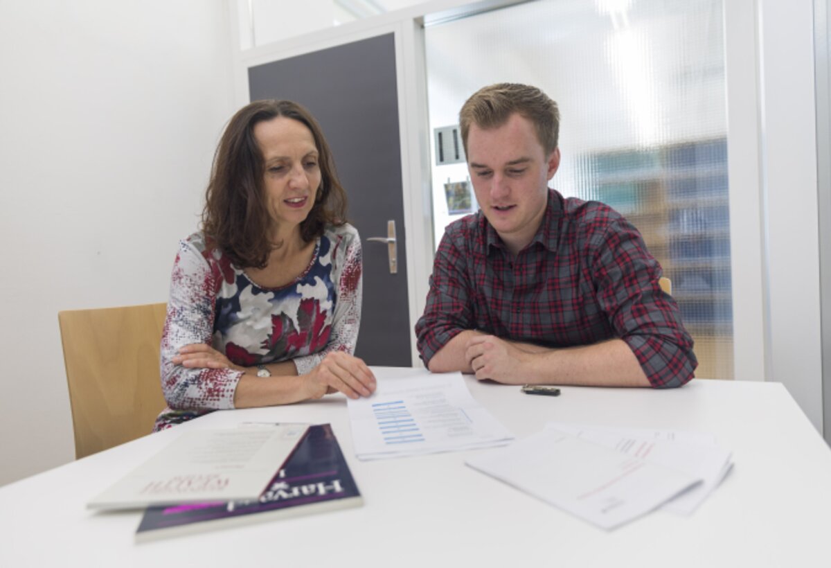 Employee advises a student | © Fabrizio Prizi & FHV