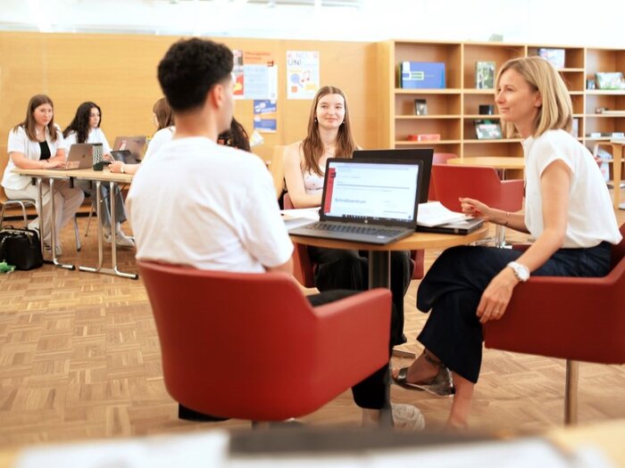 Students at the writing workshop in conversation with Claudia Franceschini. | © Rhomberg & FHV Writing workshop | © Rhomberg & FHV