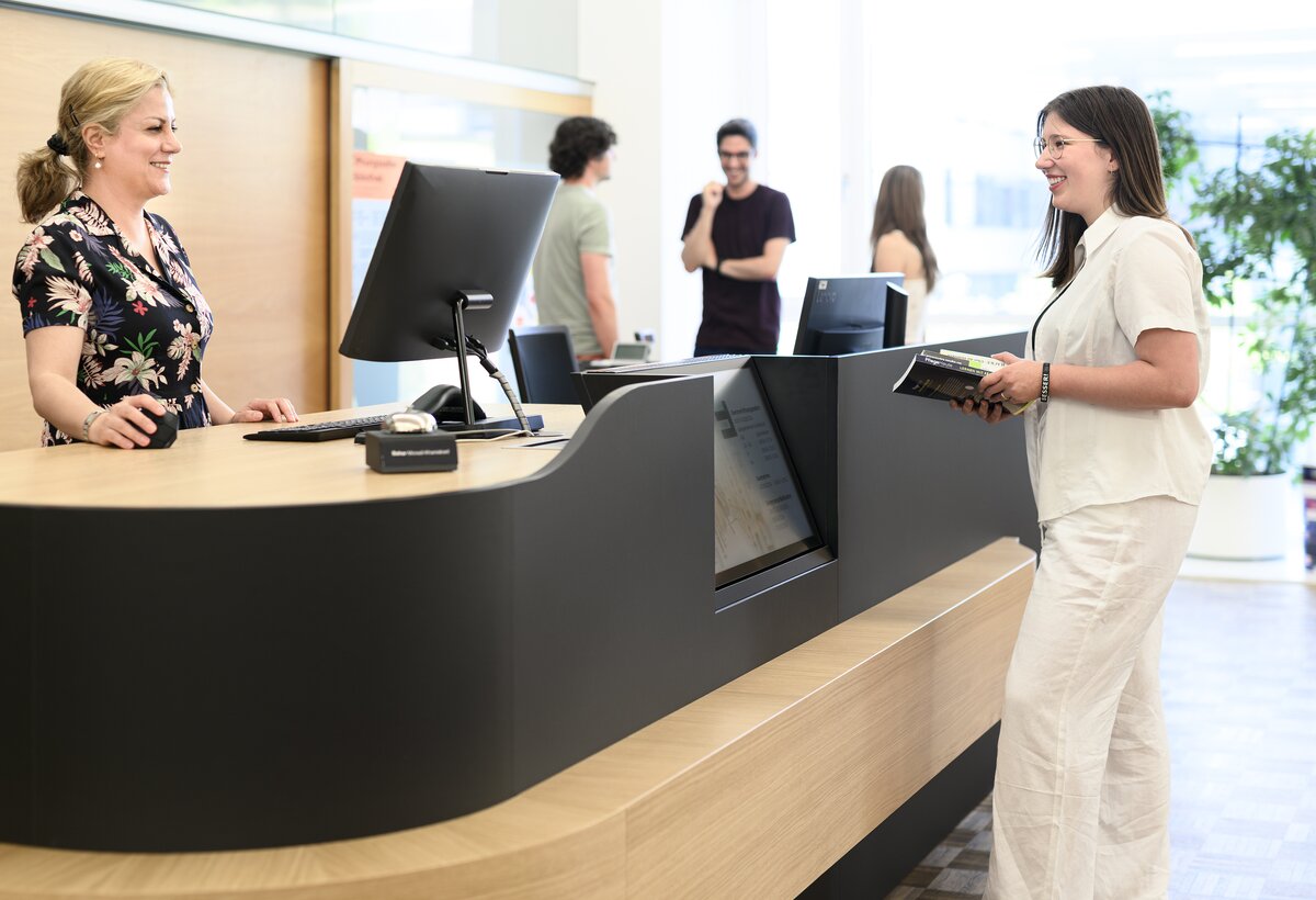 Information desk | © Matthias Rhomberg & FHV Student gets advice at the information desk near the library | © Matthias Rhomberg & FHV