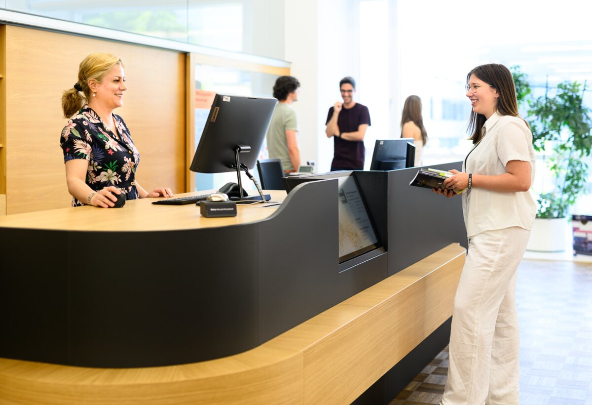 Student gets advice at the information desk near the library | © Matthias Rhomberg & FHV