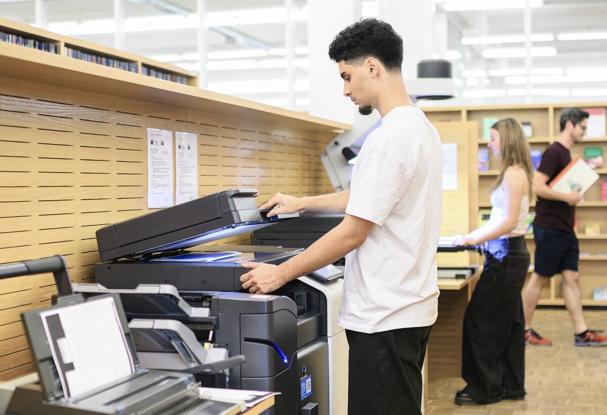 Copy & print zone | © Matthias Rhomberg & FHV Student Copies documents in the copy and print zone. | © Matthias Rhomberg & FHV