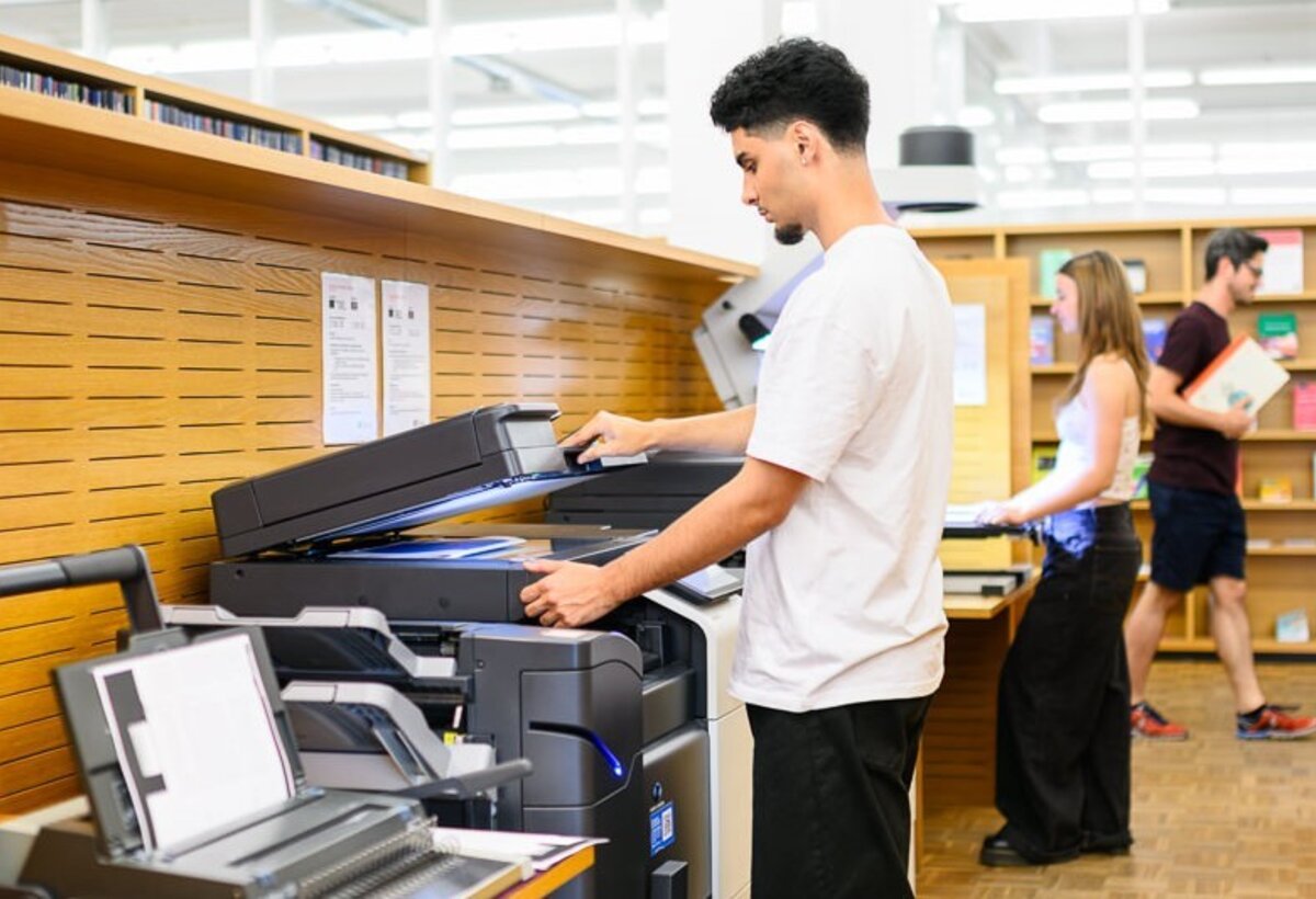 Student Copies documents in the copy and print zone. | © Matthias Rhomberg & FHV