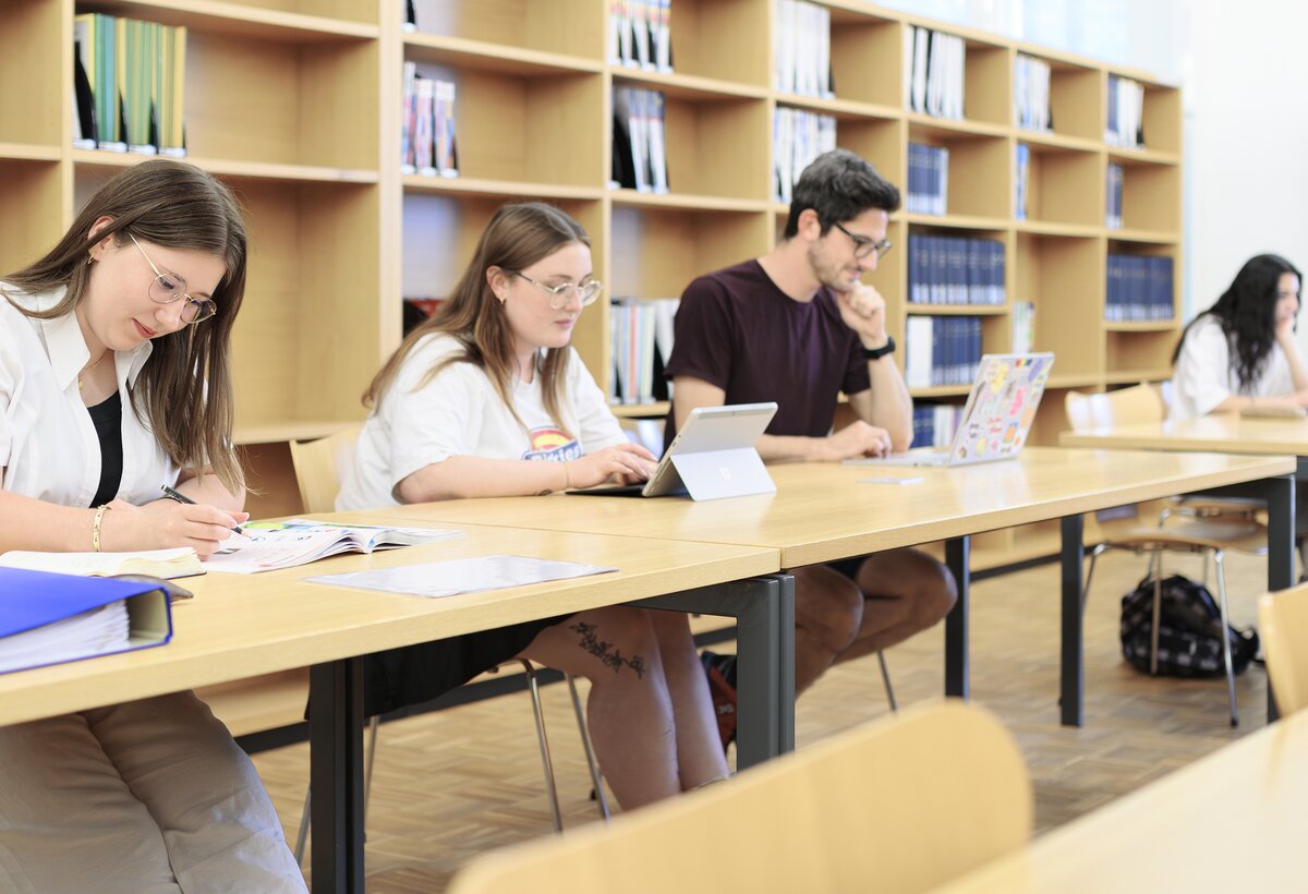 Reading room | © Matthias Rhomberg & FHV Students sit in the reading room and study | © Matthias Rhomberg & FHV