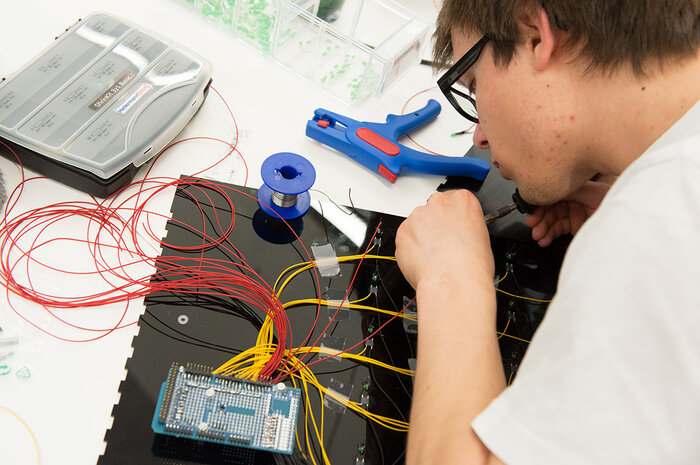 Student arbeitet an seinem Projekt in der Interaktiv Werkstatt. | © FHV