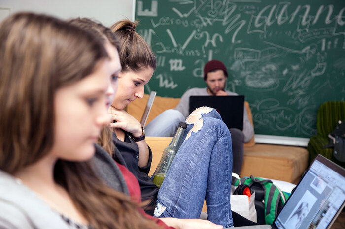 Studenten arbeiten gemeinsam an verschiedenen projekten in der Textwerkstatt. | © FHV