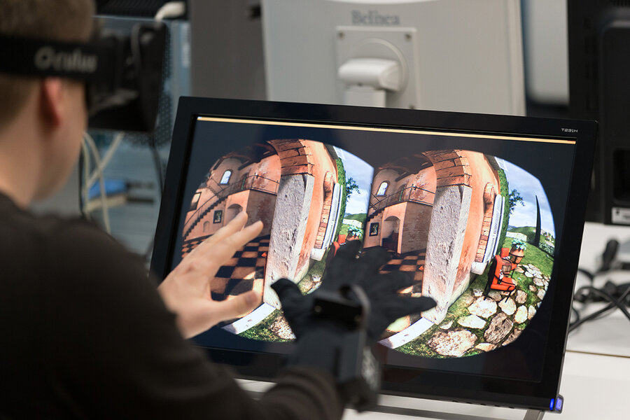 Student tries out VR glasses. | © FHV