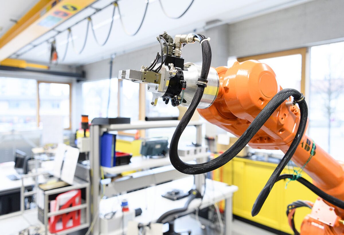 A vertical articulated robot in the technical lab at the FHV | © FHV