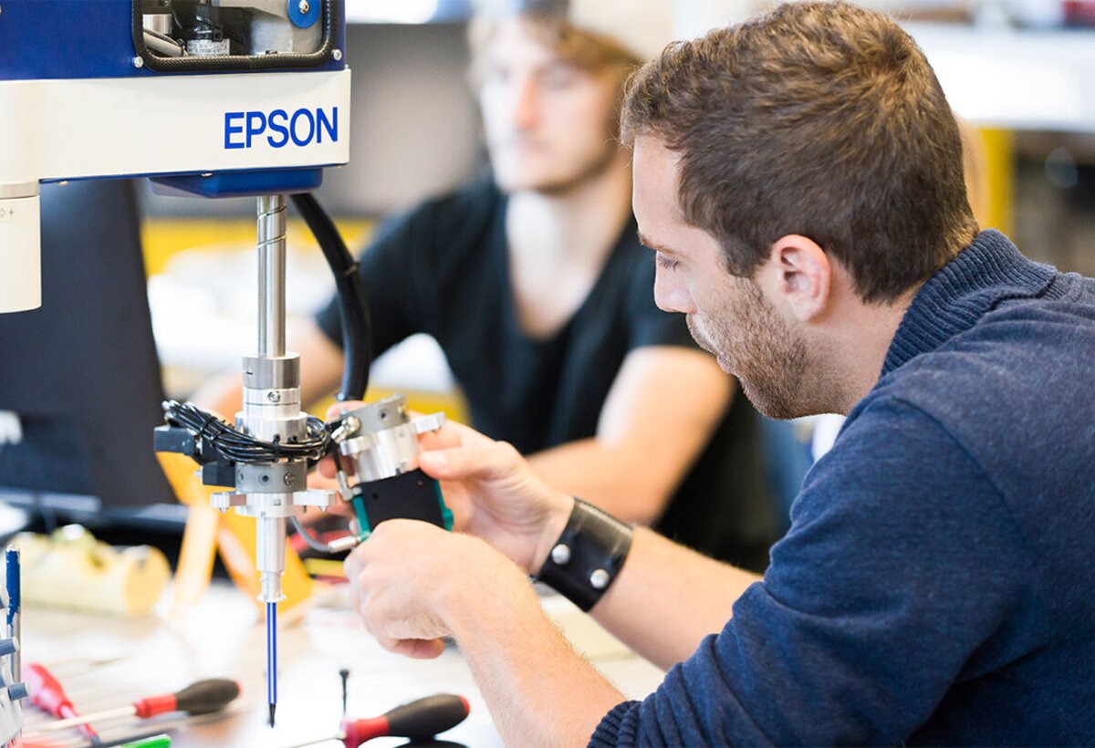 Student works on the Scara robot in the technical laboratory | © FHV