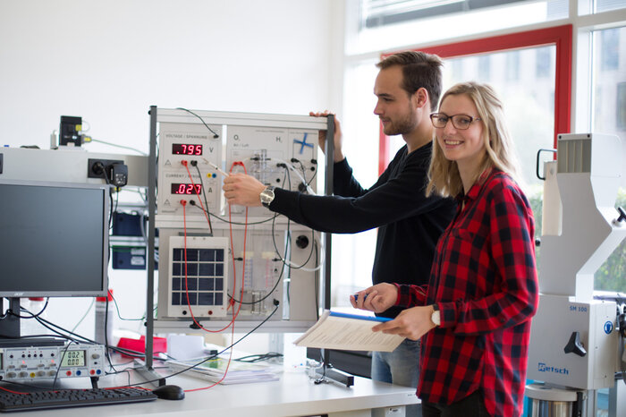 Two students work in the technical laboratory | © FHV