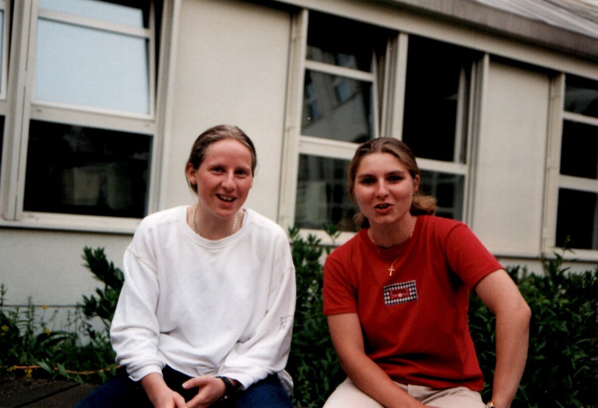 1994 - Die ersten zwei Absolventinnen des Studienversuchs "Fertigungsautomatisierung".  Klaudia Marte, Sabine Kopf (v.l.n.r.) | © FHV