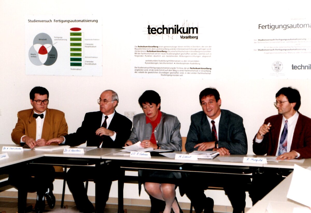 1994 - Pressekonferenz  Hochschullehrer Johannes Steinschaden, Guntram Feurstein, Bildungsministerin Elisabeth Gehrer, Geschäftsführer Markus Linhart, Roland Mangold (v.l.n.r.) | © FHV