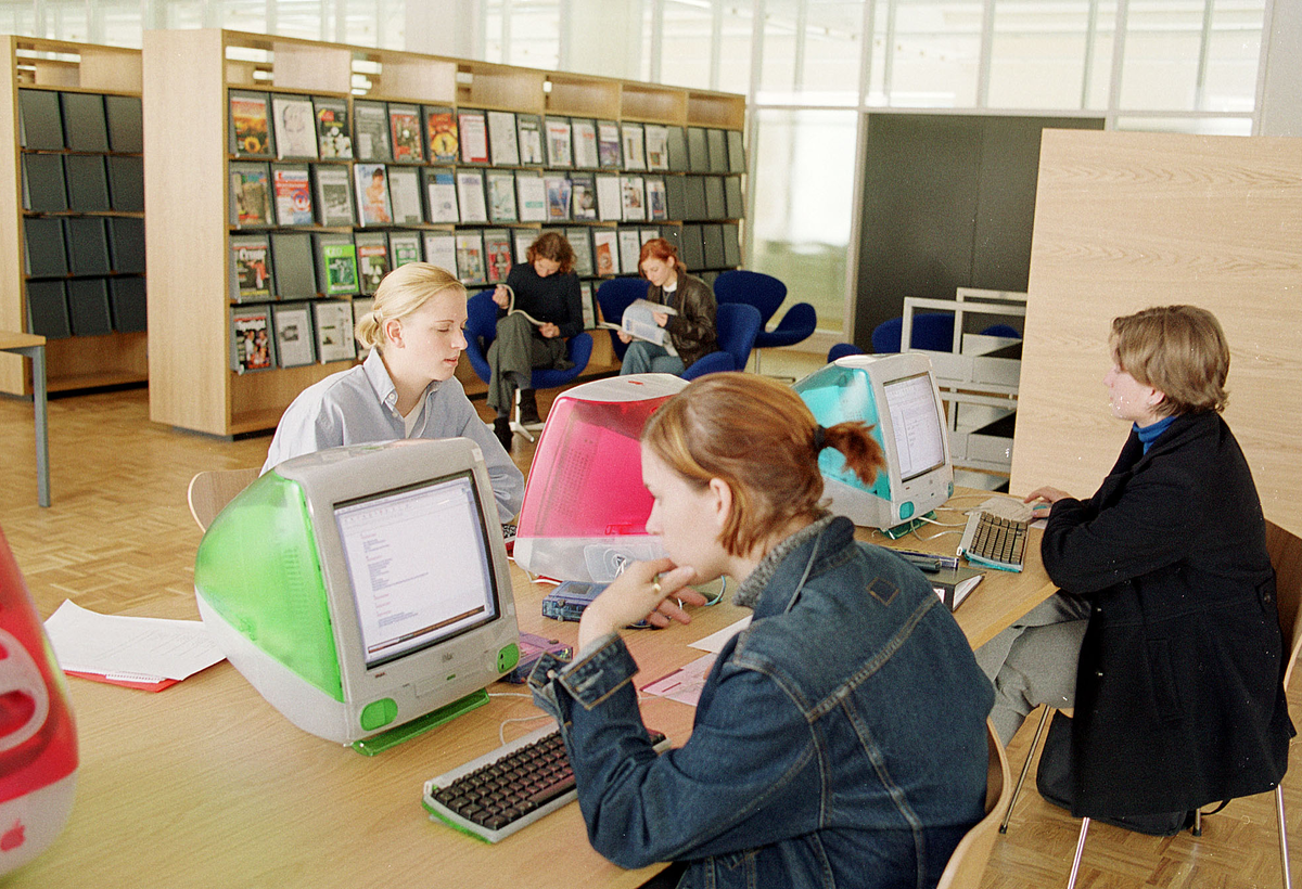 Studierende sitzen in der Bibliothek im Jahr 1999 | © FHV