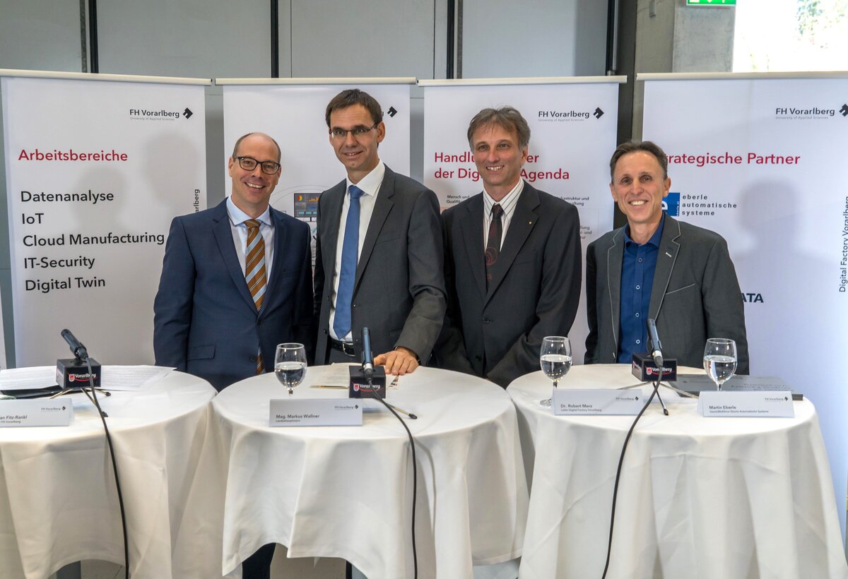 Eröffnung des Digital Factory als 6. Forschungszentrum der FHV  FHV-Geschäftsführer Stefan Fitz-Rankl, Landeshauptmann Markus Wallner, Digital Factory-Leiter Robert Merz, Eberle Automatische Systeme-Geschäftsführer Martin Eberle (v.l.n.r.) | © FHV