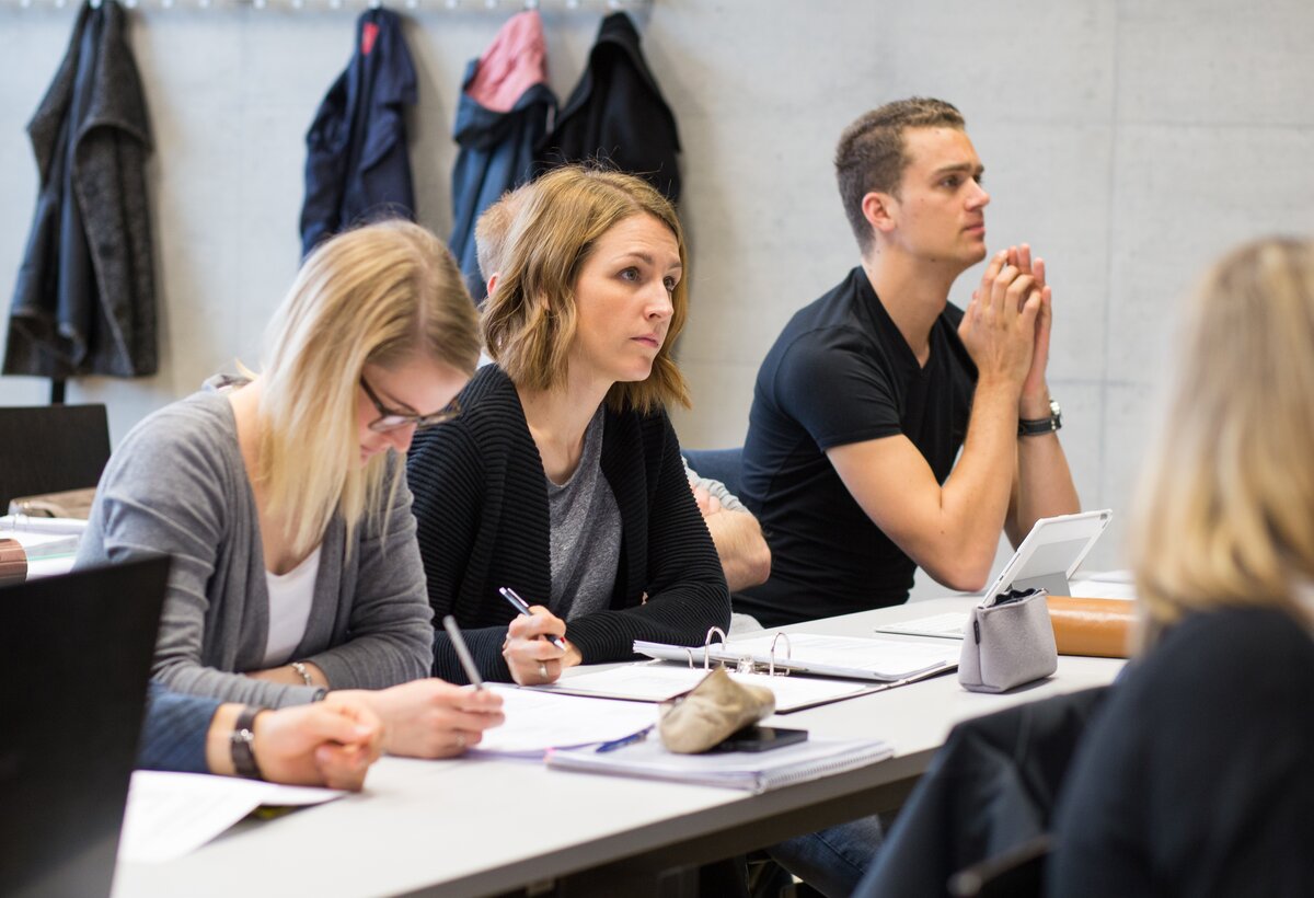 Studierende sitzen im Hörsaal. | © SASO