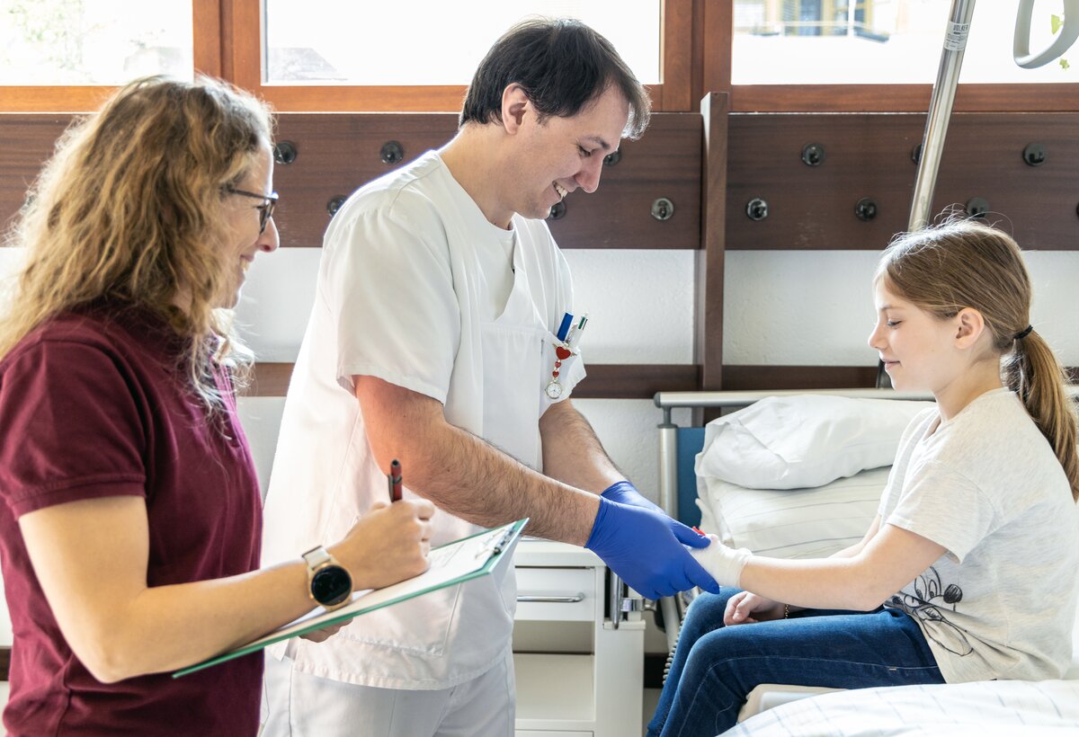 Student in der praktischen Ausbildung behandelt ein Mädchen. | ©  Patricia Keckeis, Zeughaus Design 