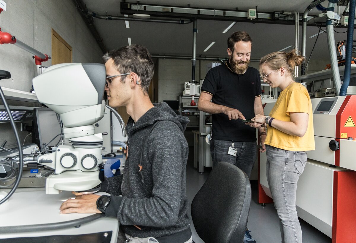 Studierende stehen in der Technik Werkstätte und führen Experimente durch. | © Patricia Keckeis, Zeughaus Design 