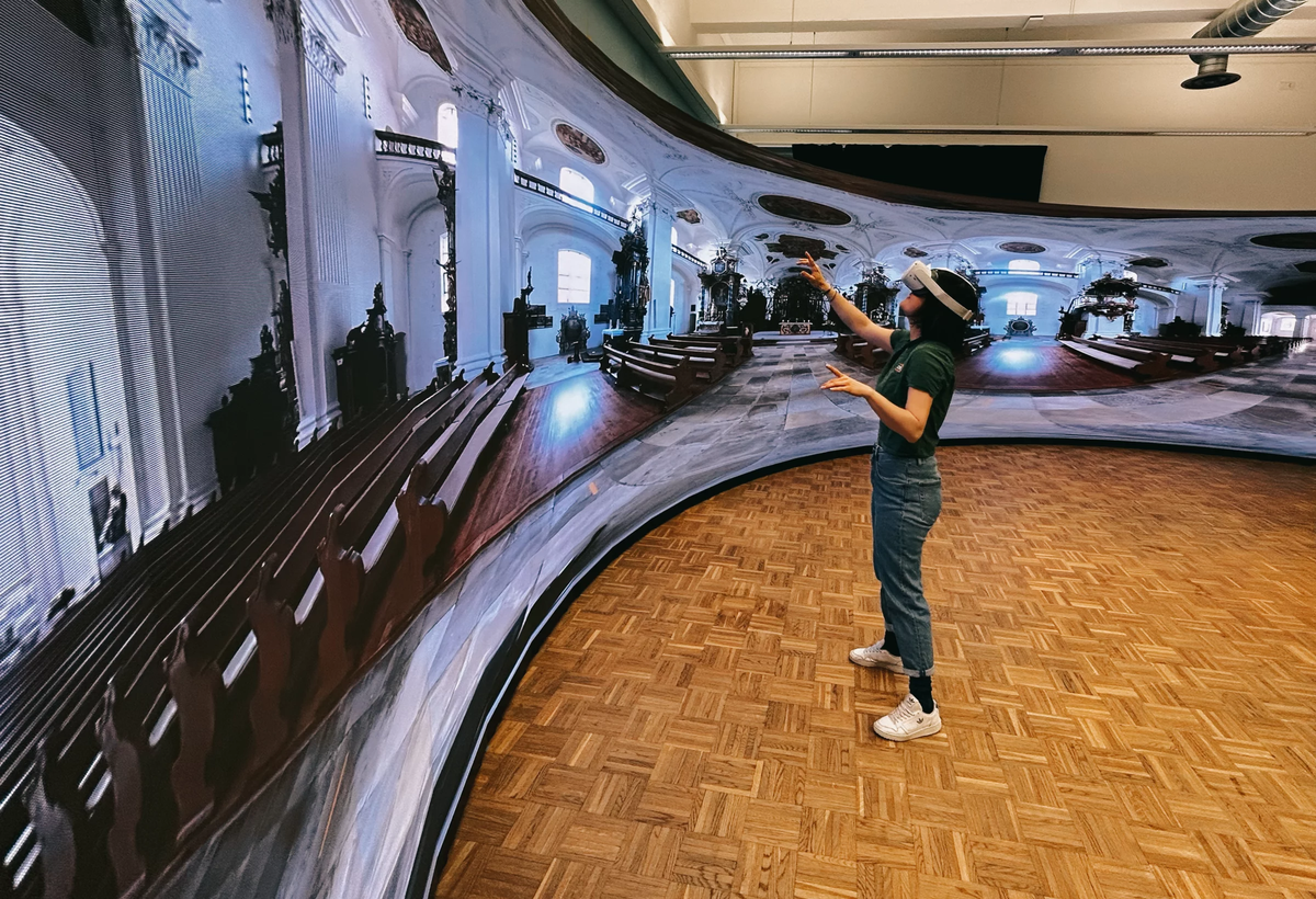 weibliche Person mit VirtualRealityBrille vor  360 Grad Video vor einer LED-Leinwand | © ©fachbereich-gestaltung-fhv