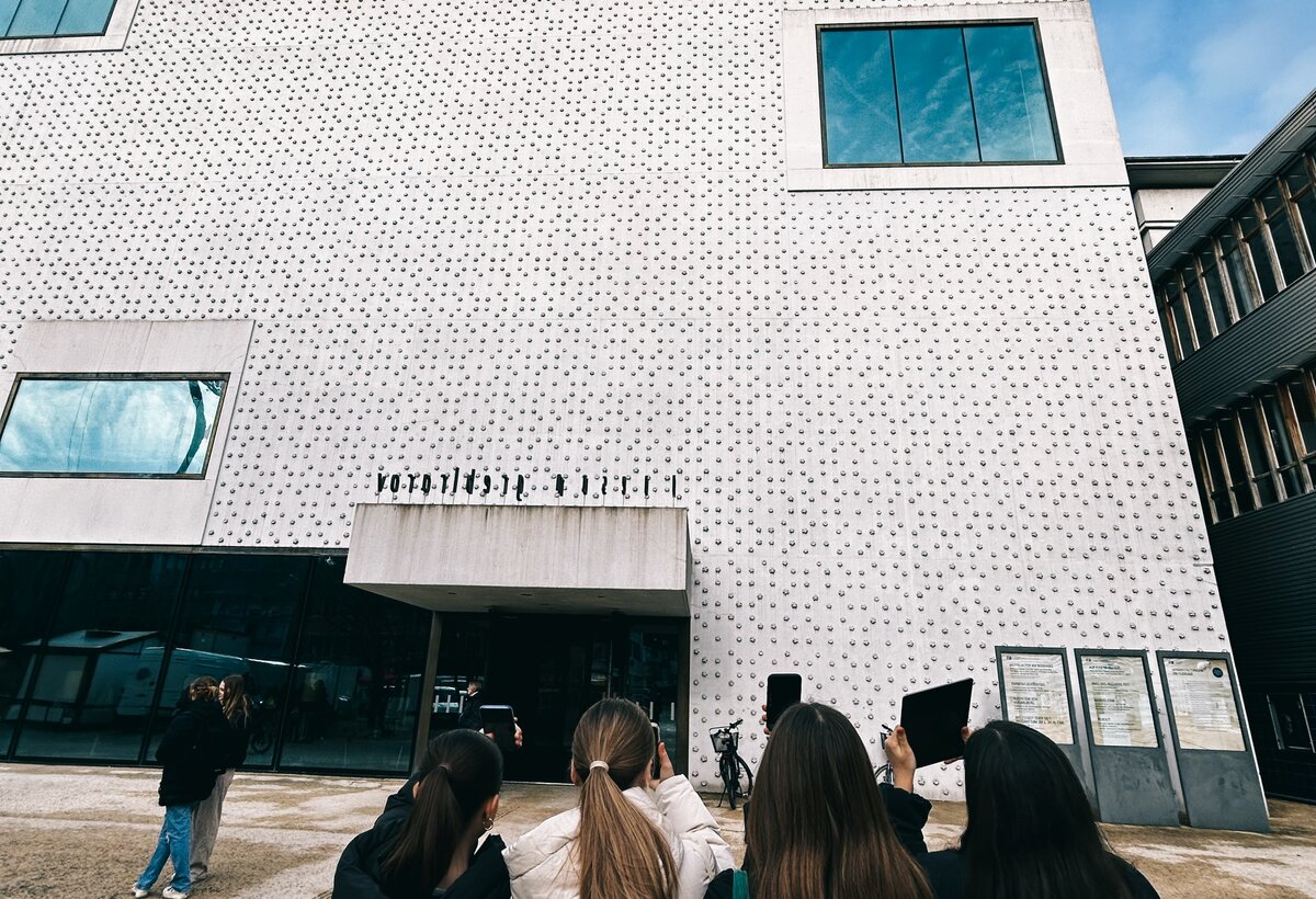 Drei Studentinen halten ihr Smartphone auf die Front des Vorarlberg Museums | © ©fachbereich-gestaltung-fhv