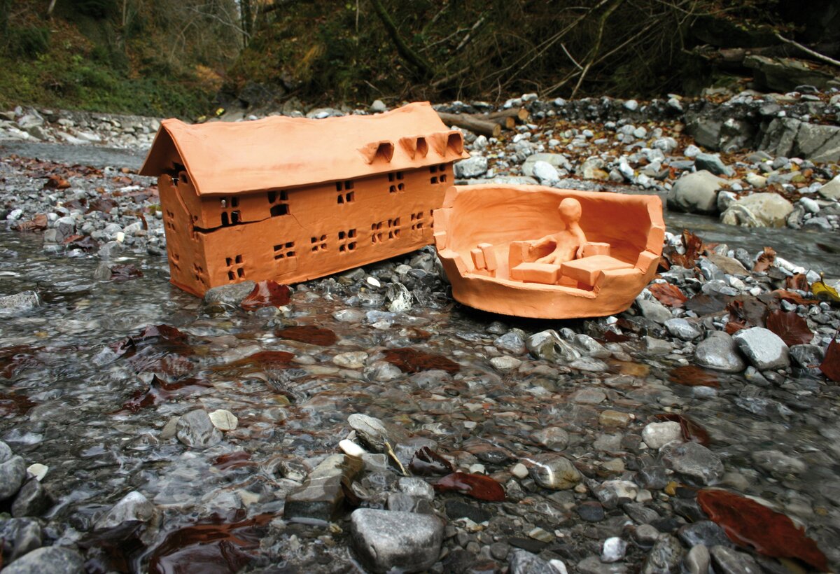 Bach mit fliessendem Wasser sowie einem Miniaturtonhaus und einer Miniaturtonperson | © Aqua Mühle Vorarlberg gGmbH